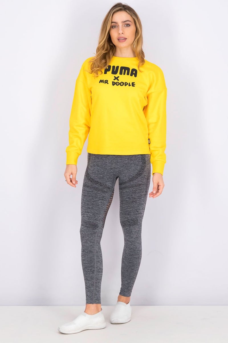 PUMA سويت شيرتات نسائية بياقة دائرية وأكمام طويلة بشعار العلامة التجارية، أصفر - Image 4